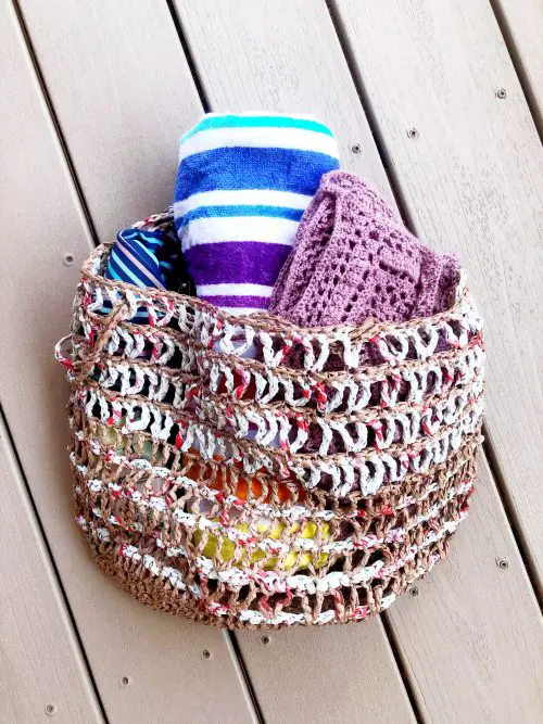 plastic crochet beach bag using plarn