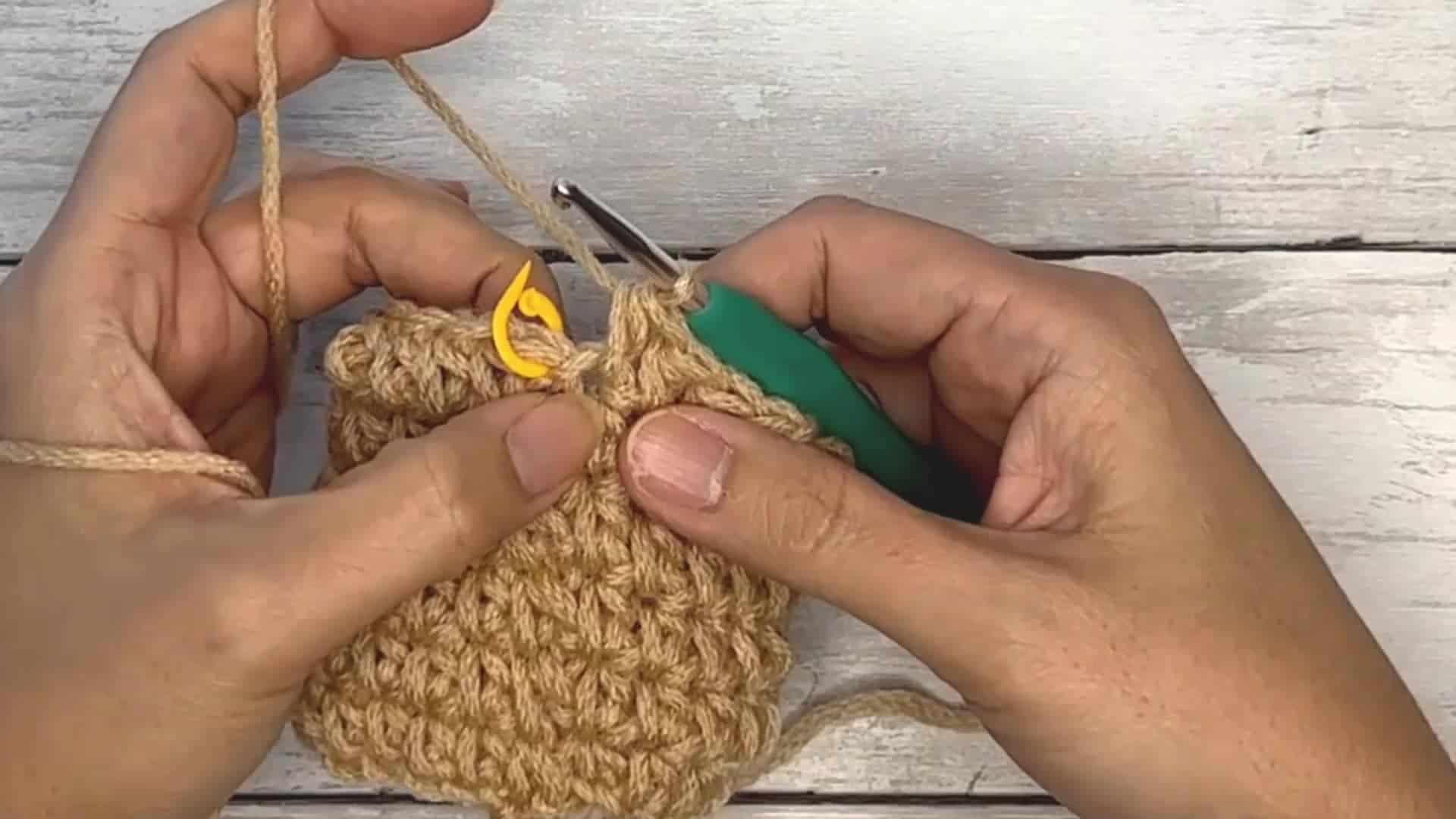 how to crochet in the round seamlessly - frame at 2m9s