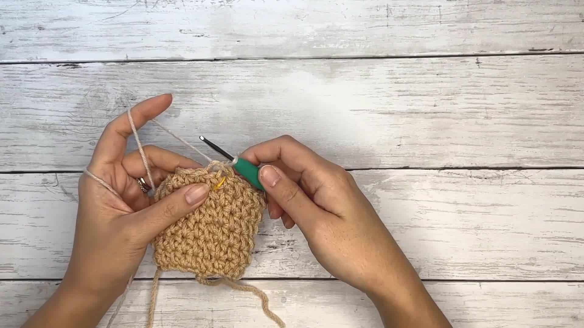 how to crochet in the round seamlessly - frame at 3m30s