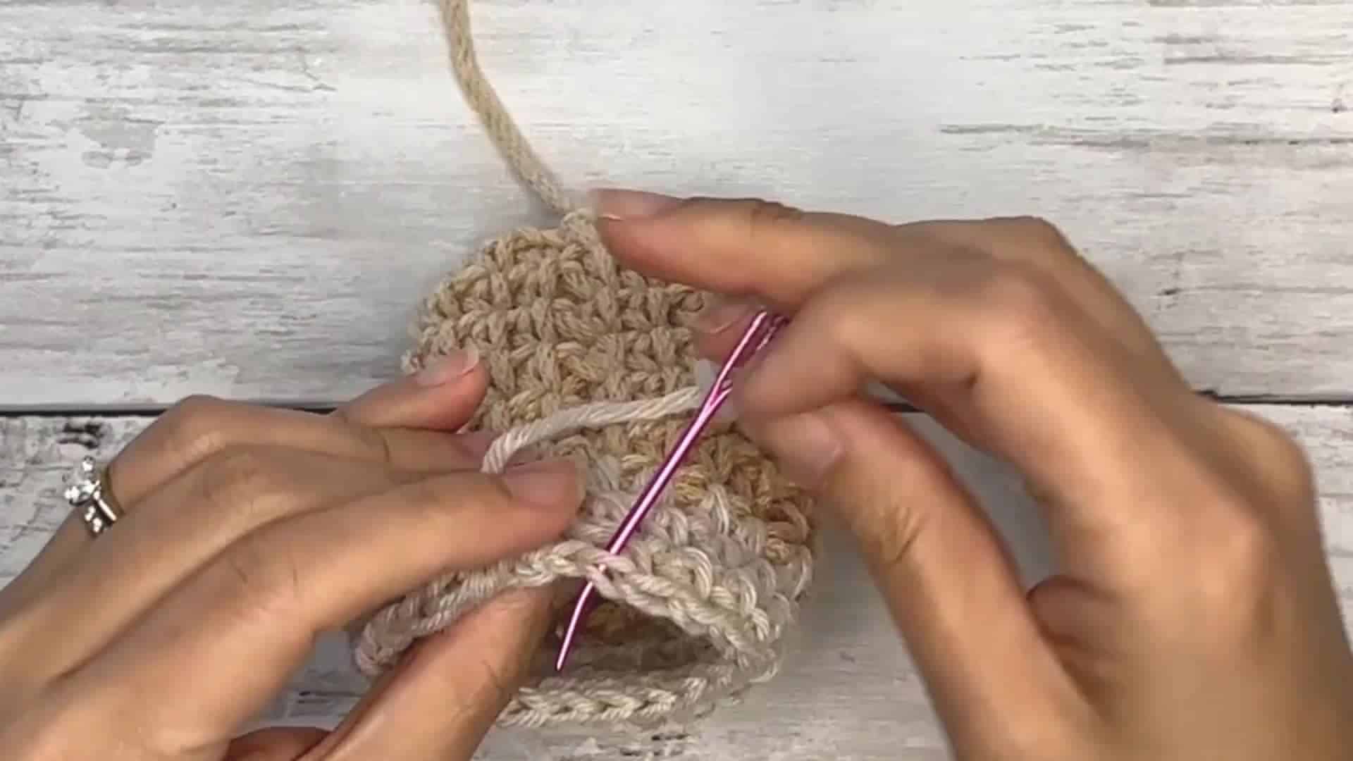 how to crochet in the round seamlessly - frame at 5m1s
