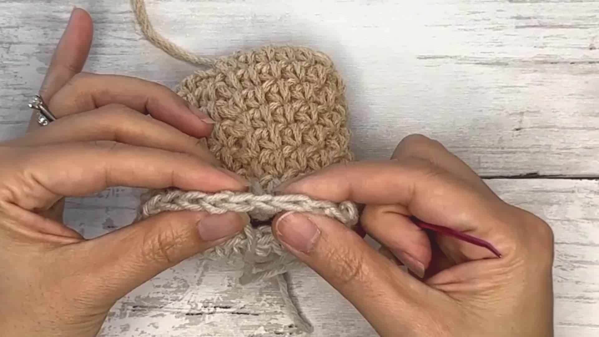 how to crochet in the round seamlessly - frame at 5m22s