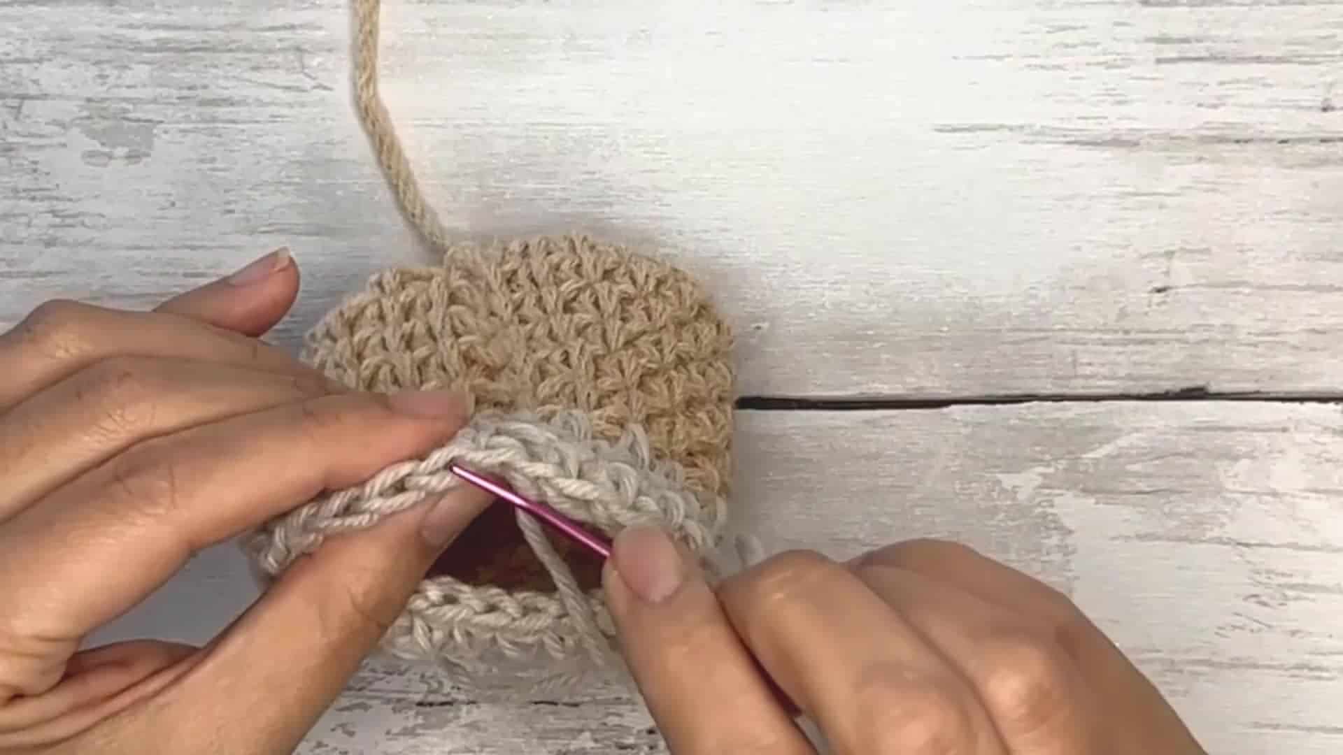 how to crochet in the round seamlessly - frame at 5m9s