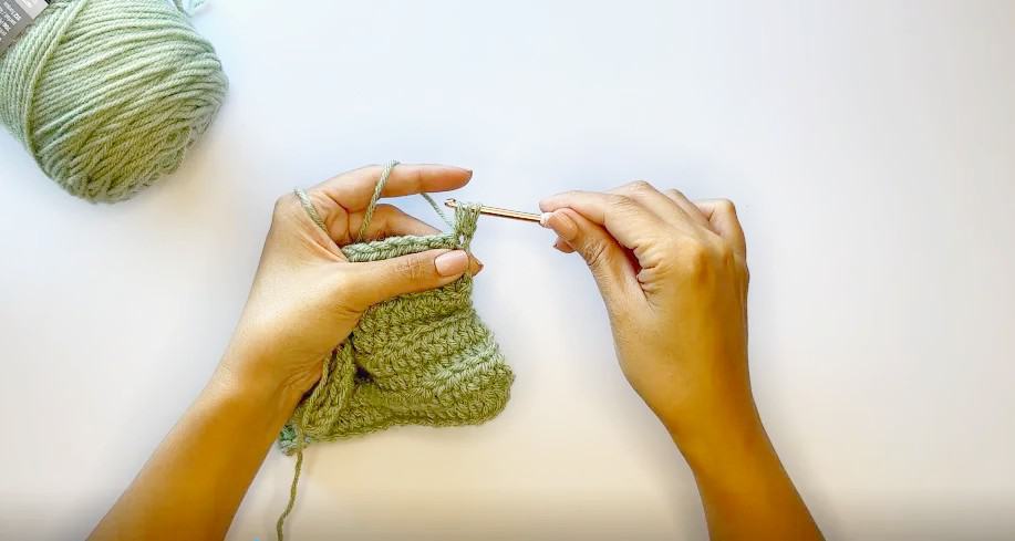 How to crochet straight edges working double crochet
