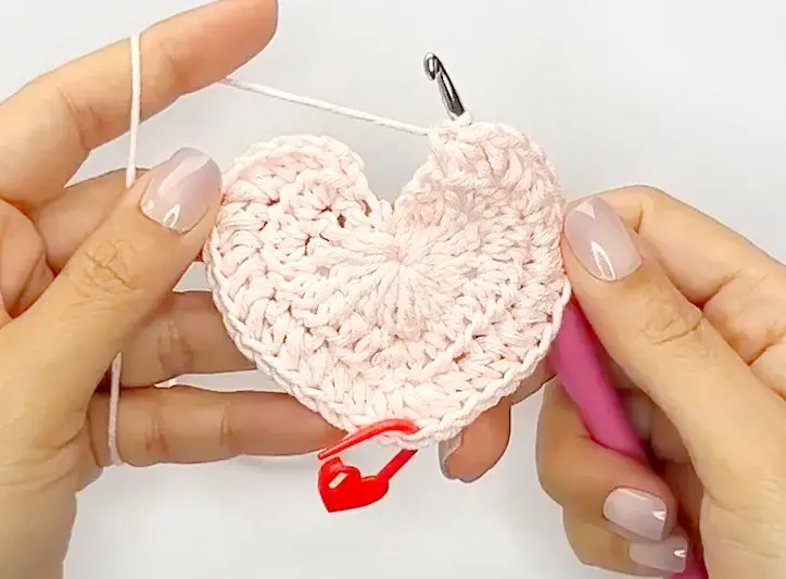 crochet heart from magic ring